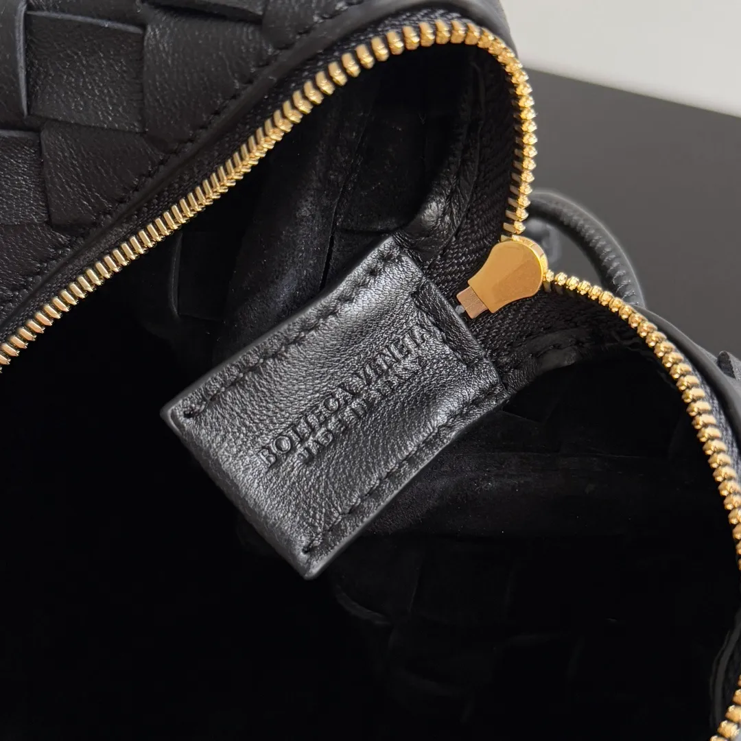 Batch 1260 𝗕𝗼𝘁𝘁𝗲𝗴𝗮 𝗩𝗲𝗻𝗲𝘁𝗮———— The latest version of the loop camera bag💥 at BV’s King of Cost-Effectiveness counter, large woven texture➕As always, ultra-high-quality lambskin, with zippers and adjustable drawstrings, it is especially suitable for the belly💫It can hold anything, and it is very light in weight, suitable for🈴️girls of all ages, size: 22*15*8cm, style number: 680255